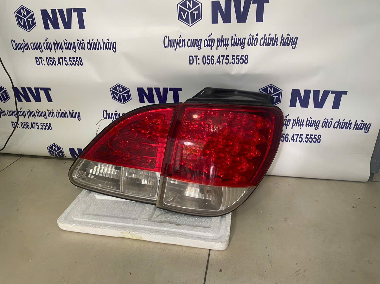 Đèn hậu sau phải  Lexus RX330. Rx300 đời 1998 - 2000, Mã 81581-48030, 81551- 48020